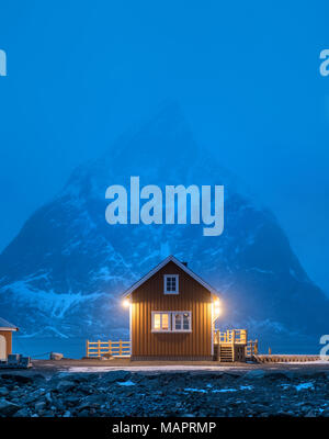 Häuser in den Lofoten Bay. Landschaft bei Sonnenaufgang Stockfoto