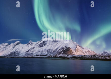 Nordinsel Licht unter Bergen. Wunderschöne natürliche Landschaft im Norwegen Stockfoto