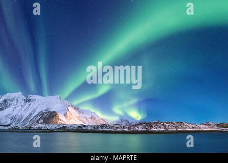 Nordinsel Licht unter Bergen. Wunderschöne natürliche Landschaft im Norwegen Stockfoto