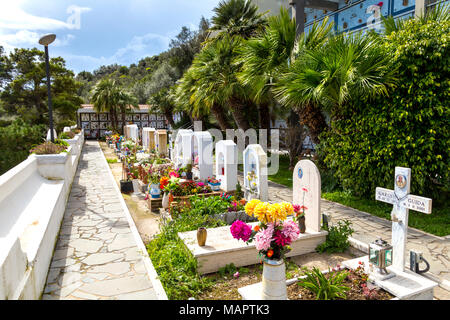 Einen kleinen Friedhof mit Blick auf das Meer in Praiano, Amalfi Küste, Italien Stockfoto