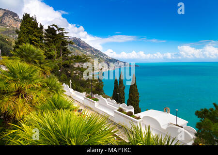 Blick von einem kleinen Friedhof mit Blick auf das Meer in Praiano, Amalfi Küste, Italien Stockfoto