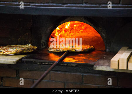 Pizza aus dem Holzofen in der berühmten L'Antica Pizzeria Da Michele in Neapel, Italien Stockfoto