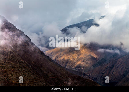 Wolken zwischen Gipfel im Hohen Atlas in der Nähe von Ouarzazate, Marokko Stockfoto