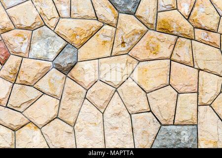 Stein Wand aus asymmetrischer Kacheln Hintergrund Stockfoto