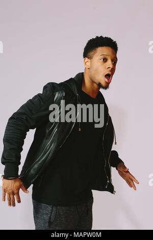 Porträt einer coolen jungen Mann, in Studio Hintergrund isoliert Stockfoto