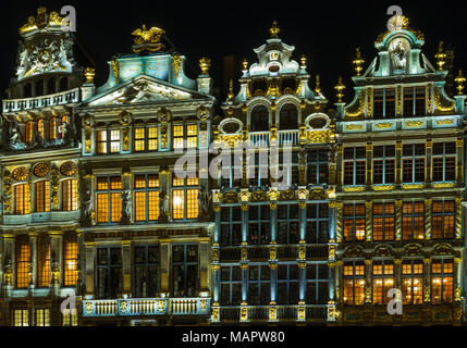 Die Fassaden der Häuser des Grand Place oder Hauptplatz von Brüssel beleuchtet in der Nacht im italienischen Barockstil mit flämischen Einflüsse, Belgien. Stockfoto