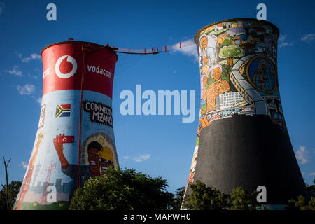 Mädchen in Orlando Towes in Soweto, Südafrika. Stockfoto