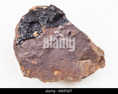 Makroaufnahmen von natürlichen Mineralgestein Muster - konkretisierung von goethit Aggregaten auf limonit Stein auf weißem Hintergrund aus Olkhinskoye mine Stockfoto