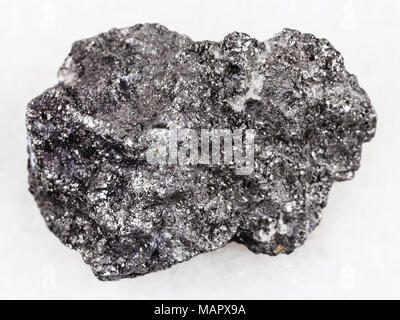 Makroaufnahmen von natürlichen Mineralgestein Muster - grobe Graphit Stein auf weißem Hintergrund aus Bogotol region Ostsajan-gebirge, Russ Stockfoto