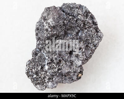 Makroaufnahmen von natürlichen Mineralgestein Muster-Stück von Graphit Stein auf weißem Hintergrund aus Bogotol region Ostsajan-gebirge, R Stockfoto