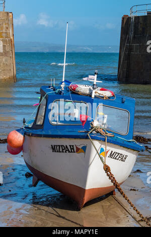 Ein kleines Fischerboot in der schönen Cornish fishermens Port oder den Hafen von mousehole in West Cornwall. Angeln Boote und Schiffe in der Regel Cornwall. Stockfoto