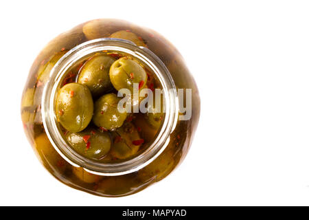 Draufsicht auf würzig grüne Oliven in einem Glas auf weißem Hintergrund Stockfoto