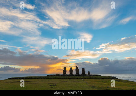 Die archäologische Stätte von Ahu Tahai mit 4 komplette Moai in der Nähe der Stadt Hanga Roa, Osterinsel (Rapa Nui) im Pazifischen Ozean, Chile. Stockfoto