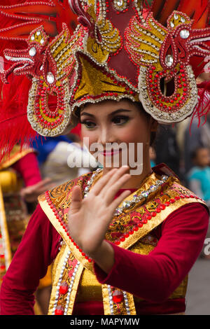 Indonesische Frau, die an einer Karneval feiern Malang ist 101. Jähriges bestehen, Malang, Ost Java, Indonesien, Südostasien, Asien Stockfoto