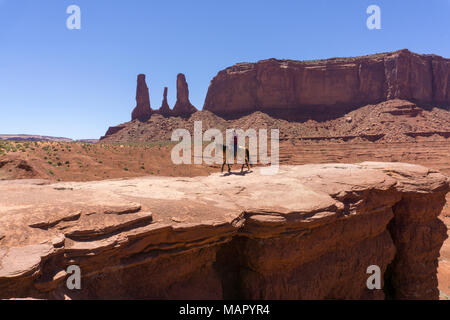 John Ford's Point und die Drei Schwestern und Cowboy auf Pferd, Monument Valley, Grenze von Arizona und Utah, Vereinigte Staaten von Amerika, Nordamerika Stockfoto