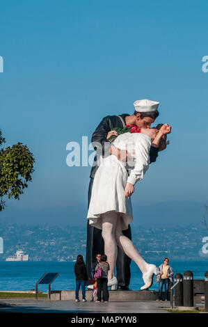 Bedingungslose Skulptur von Seward Johnson bei der USS Midway (Flugzeugträger) Museum, Hafen von San Diego, San Diego, Kalifornien, USA übergeben Stockfoto