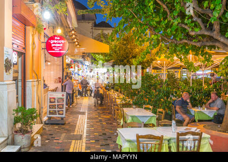 Blick auf griechische Restaurants in Monastiraki Platz in der Dämmerung, Stadtteil Monastiraki, Athen, Griechenland, Europa Stockfoto