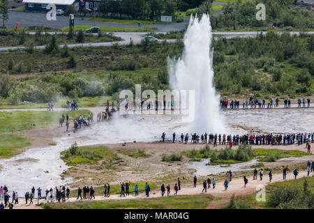 Touristen der Eruption des Strokkur geysir beobachten, Haukadalur Tal, Fluss Hvita, Island, Polargebiete Stockfoto