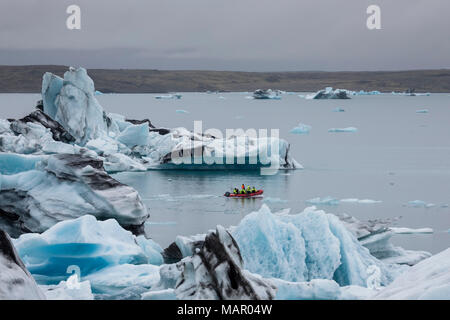 Boot unter gekalbt Eis aus der Breidamerkurjokull Gletscher Gletscherlagune Jokulsarlon, Island, Polargebiete Stockfoto