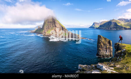 Panoramablick auf das Meer und die Stapel Drangarnir Tindholmur Islet, Vagar Island, Färöer, Dänemark, Europa Stockfoto