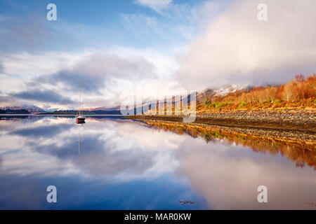 Das Wasser des Loch Leven in der Nähe von Ballachulish an einem Winter, Glencoe, Highlands, Schottland, Großbritannien, Europa Stockfoto