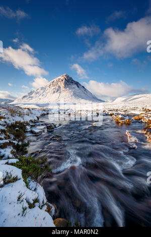 Eine winterliche Szene an Buachaille Etive Mor und Fluss Coupall, Glencoe, Highlands, Schottland, Großbritannien, Europa Stockfoto