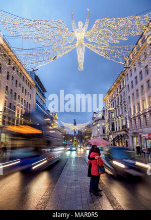 Regent Street mit Weihnachtsbeleuchtung in der Dämmerung, London, England, Vereinigtes Königreich, Europa Stockfoto