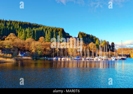 Einen ruhigen Herbst Blick auf den Crinan Canal in den schottischen Highlands, Schottland, Großbritannien, Europa Stockfoto