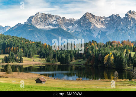 Lodges mit Gerold See und Karwendel Alpen im Hintergrund, Krun, Oberbayern, Bayern, Deutschland, Europa Stockfoto
