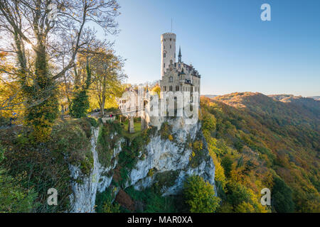 Schloss Lichtenstein im Herbst, Lichtenstein, Baden-Württemberg, Deutschland, Europa Stockfoto