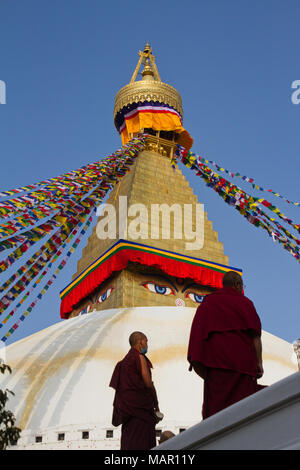 Tibetisch-buddhistische Mönche und Boudhanath Stupa, UNESCO-Weltkulturerbe, Kathmandu, Nepal, Asien Stockfoto