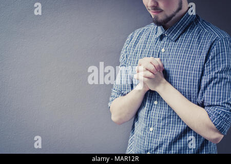 Nahaufnahme auf einen jungen Mann, Beten, Glauben, Konzept Stockfoto