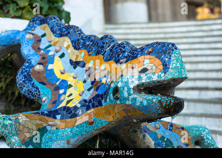 Gaudís bunten Mosaik Salamander, im Volksmund bekannt als El Drac (der Drache), Park Güell, UNESCO-Weltkulturerbe, Barcelona, Katalonien, Spanien, Stockfoto