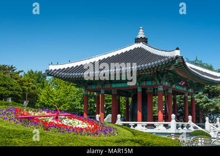 Der Bürger Bell Pavillon mit Blumenuhr, Yongdusan Park, Busan, Südkorea, Asien Stockfoto