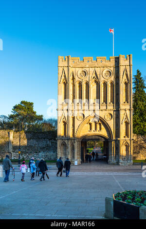 Abbeygate (großes Tor), einem mittelalterlichen Turm, die Zugang zu den Abbey Gardens und dem Standort der mittelalterlichen Abtei Ruinen, Bury St. Edmunds, Suffolk, Engla Stockfoto