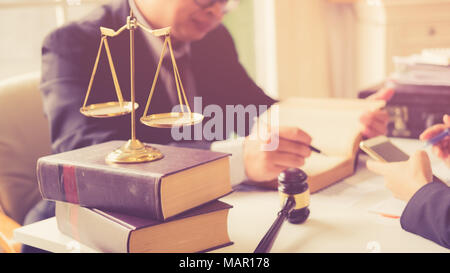 Klient und Anwalt haben sich hinzusetzen Gesicht zu den gesetzlichen Möglichkeiten zu diskutieren, Gesicht Stockfoto