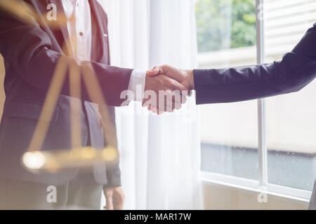 Klient und Anwalt haben sich hinzusetzen Gesicht zu den gesetzlichen Möglichkeiten zu diskutieren, Gesicht Stockfoto