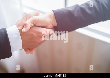 Klient und Anwalt haben sich hinzusetzen Gesicht zu den gesetzlichen Möglichkeiten zu diskutieren, Gesicht Stockfoto