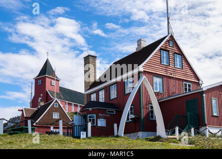 Koloniale Manager Haus 1846 und die neue Kirche mit fischbein Kiefer Arch, Sisimiut (Holsteinsborg), Qeqqata, Grönland, Polargebiete Stockfoto