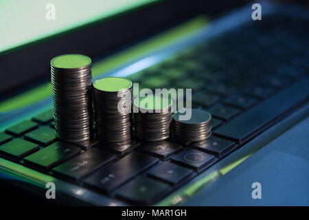 Financial Business Geld Münzen auf der Tastatur, online Handel, Investitionen, Banking Konzept Hintergrund Stockfoto