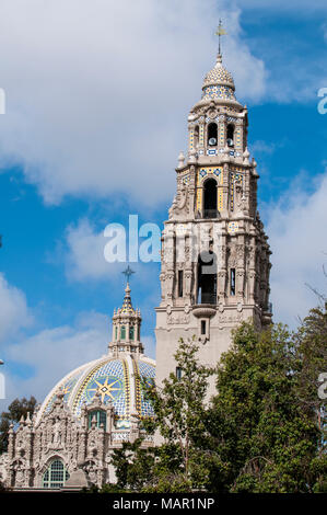 Kuppel der St. Franziskus Kirche und Glockenturm über das Museum Mensch, Balboa Park, San Diego, Kalifornien, Vereinigte Staaten von Amerika, Nordamerika Stockfoto