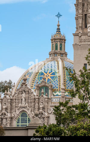 Kuppel der St. Franziskus Kirche und Glockenturm über das Museum Mensch, Balboa Park, San Diego, Kalifornien, Vereinigte Staaten von Amerika, Nordamerika Stockfoto