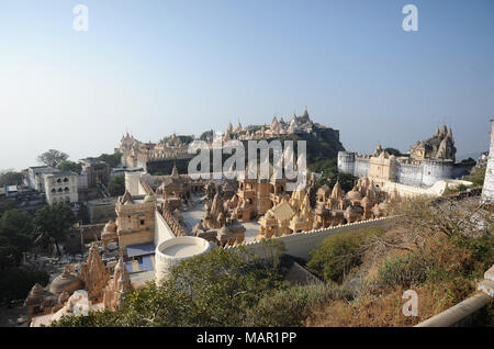 Blick auf einige der 863 wunderschön geschnitzten Marmor heiligen Jain Tempel auf der Spitze des Hügels, Palitana Shatrunjaya, Gujarat, Indien, Asien Stockfoto