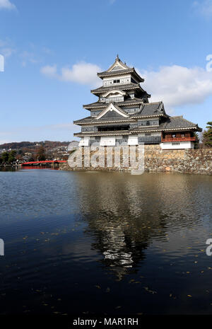 Schloß Matsumoto (Crow Schloss) aus dem späten 16. Jahrhundert mit einer Einrichtung aus Holz und Mauerwerk, Matsumoto, Japan, Asien Stockfoto