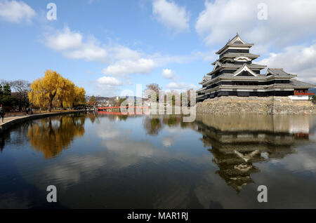 Schloß Matsumoto (Crow Schloss) aus dem späten 16. Jahrhundert mit einer Einrichtung aus Holz und Mauerwerk, Matsumoto, Japan, Asien Stockfoto