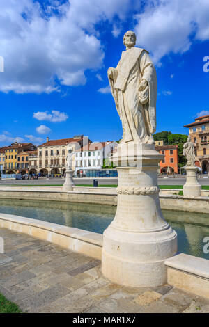 Anzeigen von Statuen in Prato della Valle und farbenfrohe Architektur im Hintergrund, Padua, Venetien, Italien, Europa Stockfoto