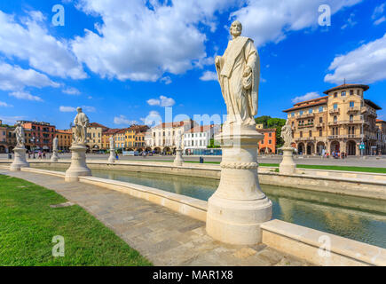 Anzeigen von Statuen in Prato della Valle und farbenfrohe Architektur im Hintergrund, Padua, Venetien, Italien, Europa Stockfoto