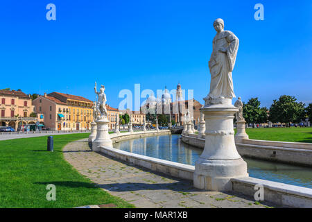 Anzeigen von Statuen in Prato della Valle und Santa Giustina Basilika im Hintergrund, Padua, Venetien, Italien, Europa Stockfoto