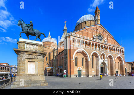 Blick auf die Statue des Heiligen Antonius Square und des Heiligen Antonius von Padua, Basilika, Padua, Venetien, Italien, Europa Stockfoto