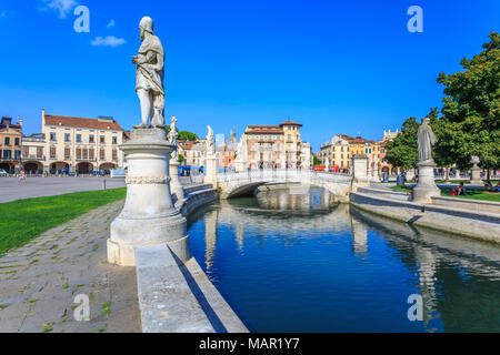 Anzeigen von Statuen in Prato della Valle und des Heiligen Antonius von Padua, Basilika, Padua, Venetien, Italien, Europa Stockfoto